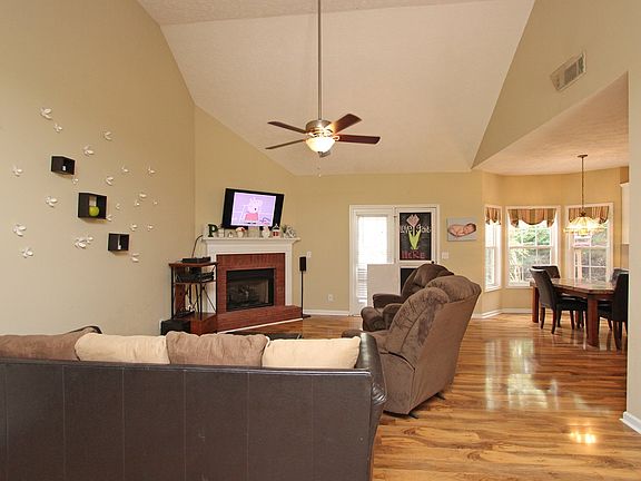 4th image of 317 Apache Dr
