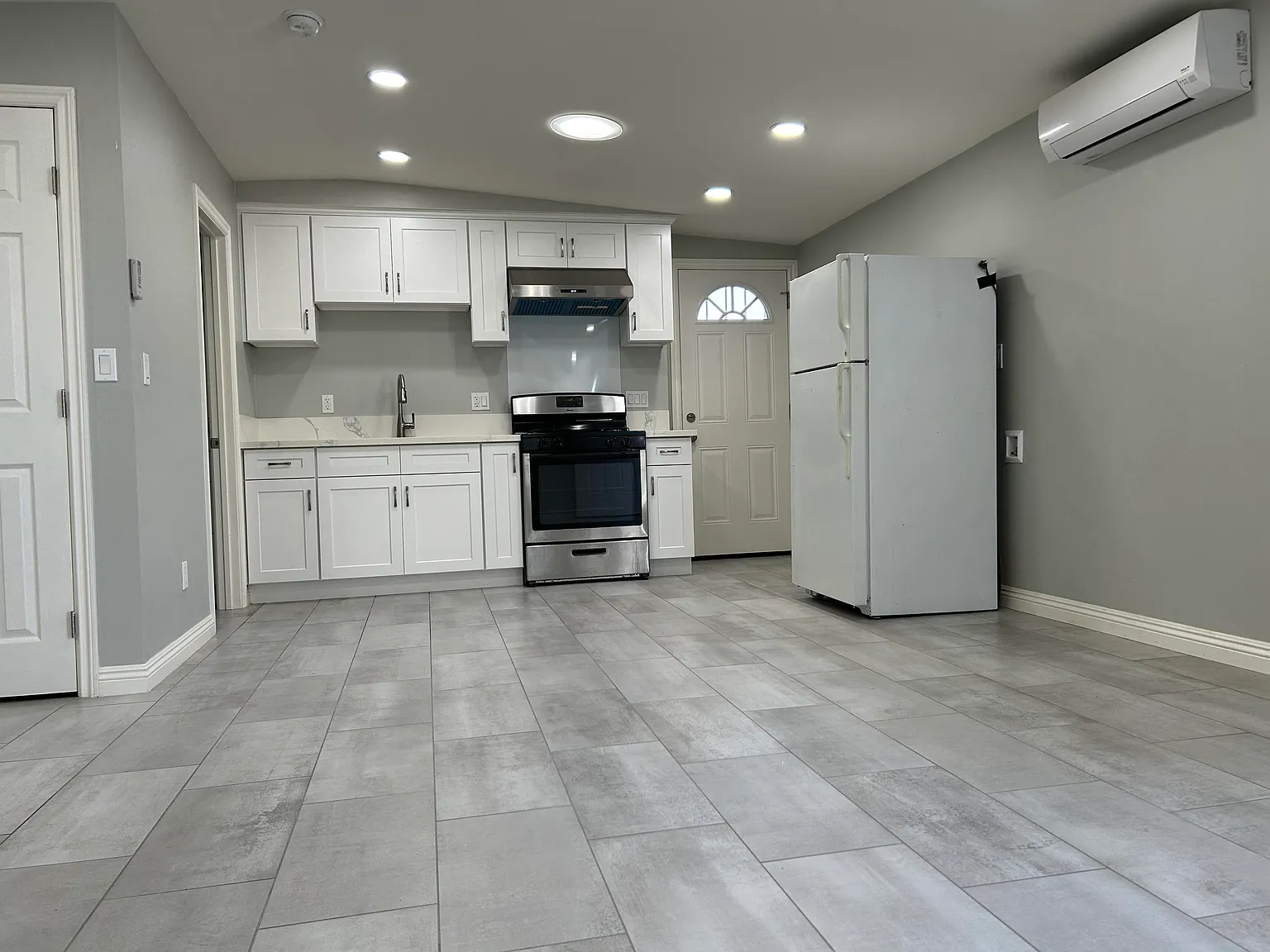 W Roberts Dr, Santa Ana — Photo 2