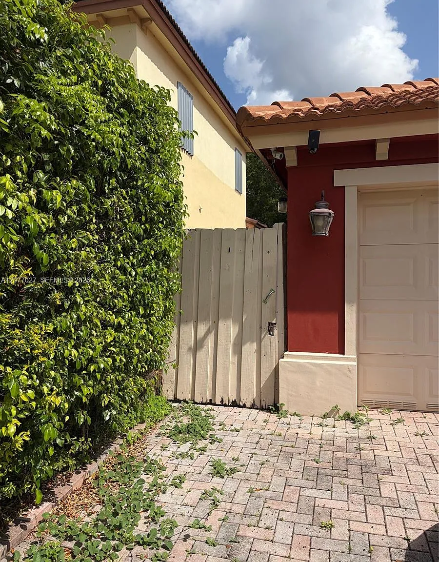 Laroc Estates — Photo 2