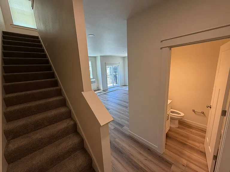 Brand New 2 bedroom 1.5 bath unit — Photo 9