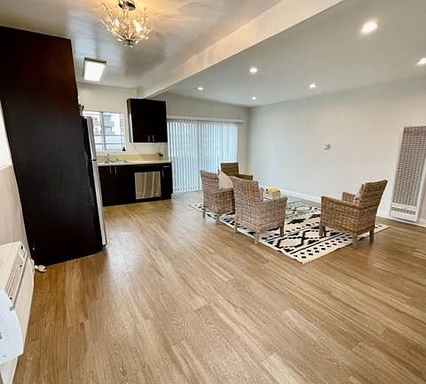 3rd image of 1241 Granville Ave APT 9