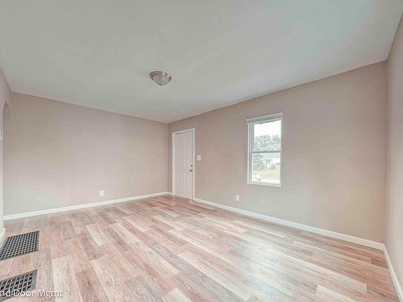 4th image of 2339 Joyce Ave