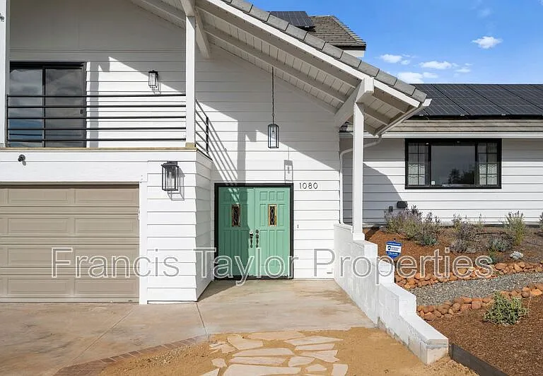 1080 Circle Dr — Photo 3