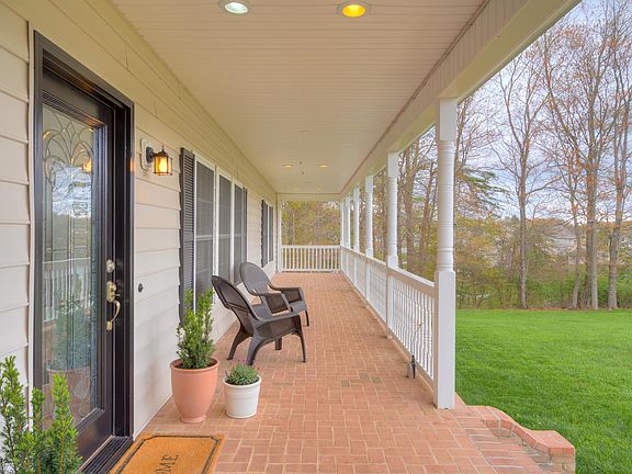 3rd image of 85 Lynn Dr