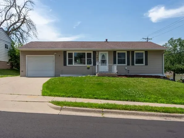 2491 Martin Dr, Dubuque, IA 52001