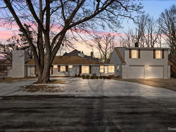 3310 Buss Dr, Commerce Township, MI 48390