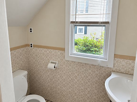 4th image of 57 Lawrence St #1