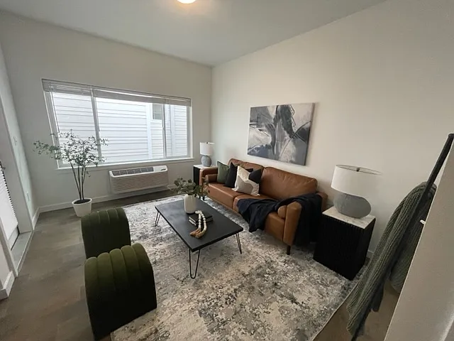 Lombard Apartments — Photo 22
