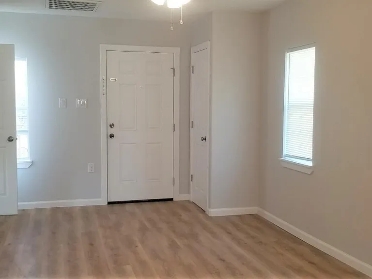 2504 Avenue F — Photo 2