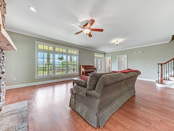 5th image of 1651 Laramie Ln