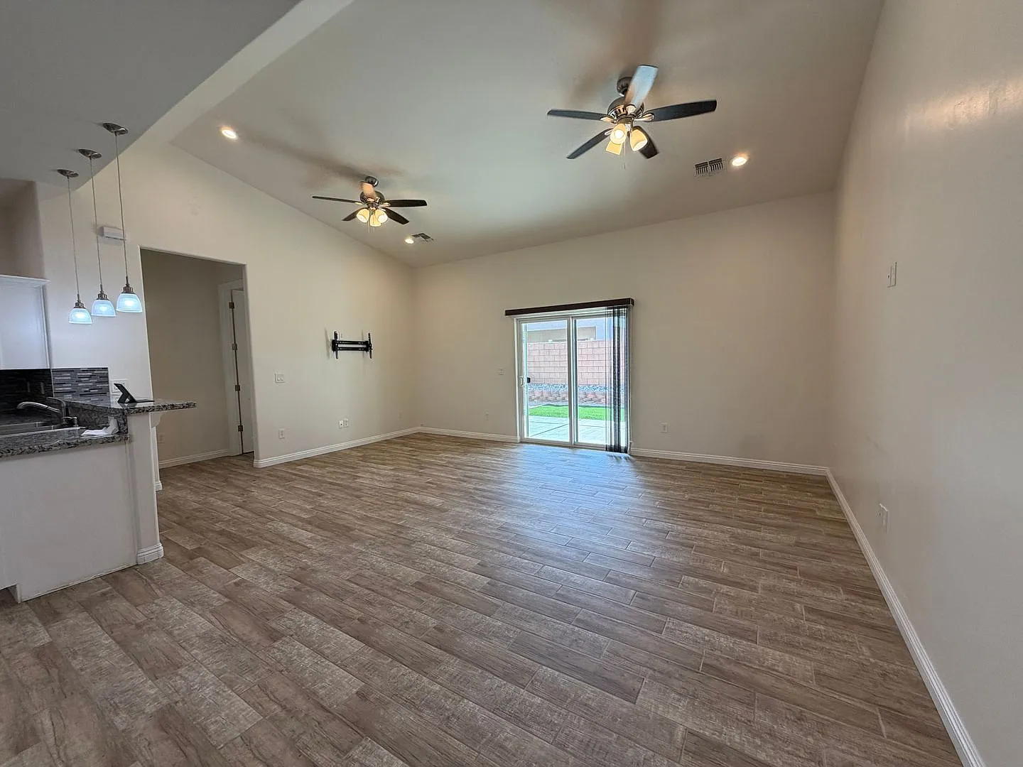 Rental Available: 3bd/2ba Home In Fort Mohave No Hoa — Photo 2