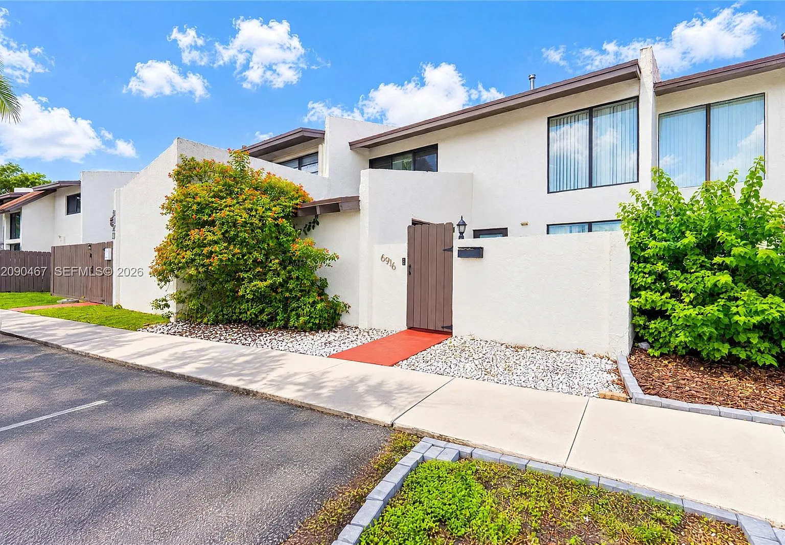 Snapper Creek Townhouse S — Photo 1