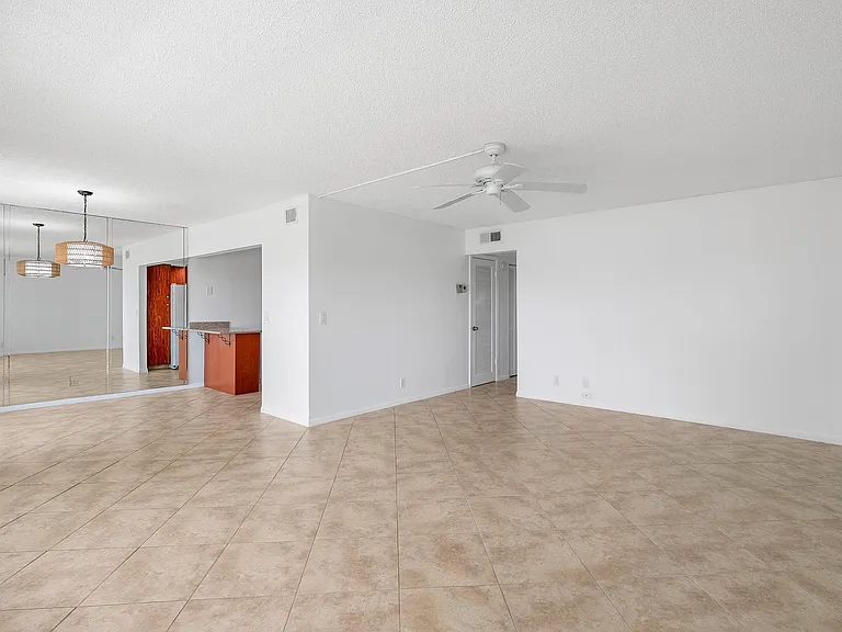 306 Wellington E — Photo 3