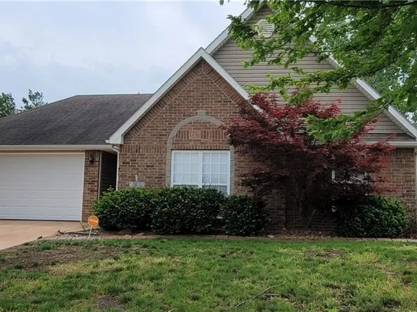 1902 Country Ridge Dr, Warrensburg, MO 64093