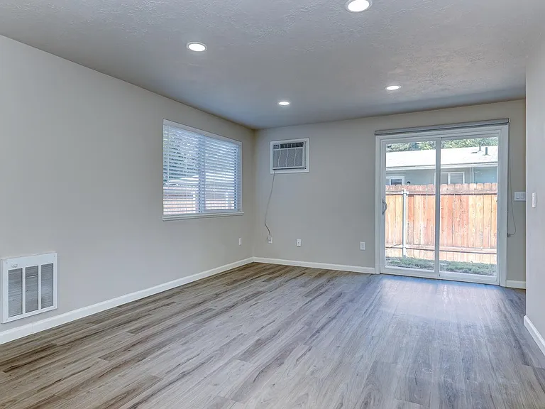Beautifully Renovated 2 Bed, 1 Bath Townhouse Available July 1st! — Photo 6
