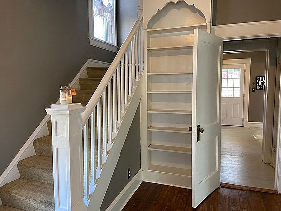 Built in bookshelf 