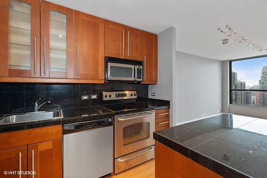 1 bed, 725 sqft, $2,350 — Photo 3
