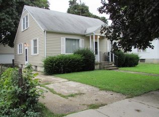 1046 Cedar Ave, Elgin, IL 60120