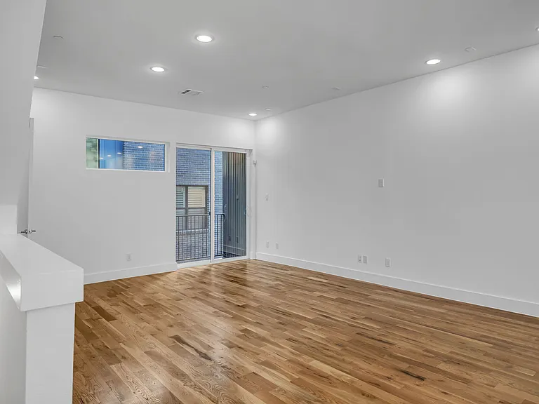 426 W 9th St #108 — Photo 16