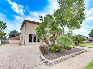 6111 Bankside Dr, Houston, TX 77096