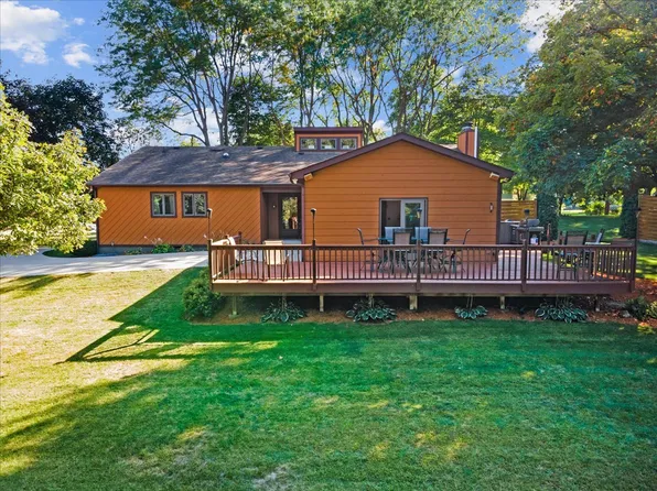 38W046 Heatherfield Dr, Elgin, IL 60124