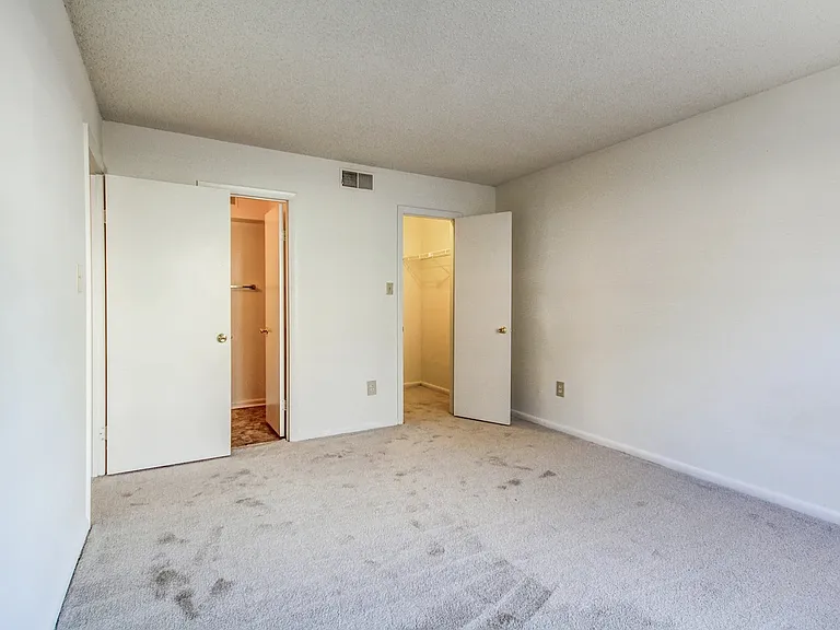 Berkshire Apartments — Photo 12