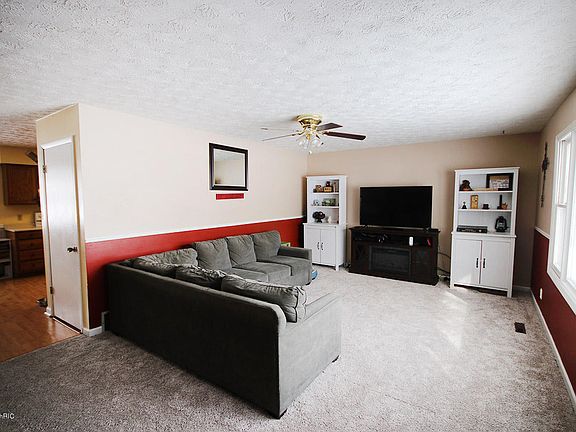 3rd image of 8816 Meadowview Ct