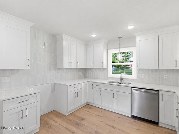 3rd image of 386 S Deepwood Dr