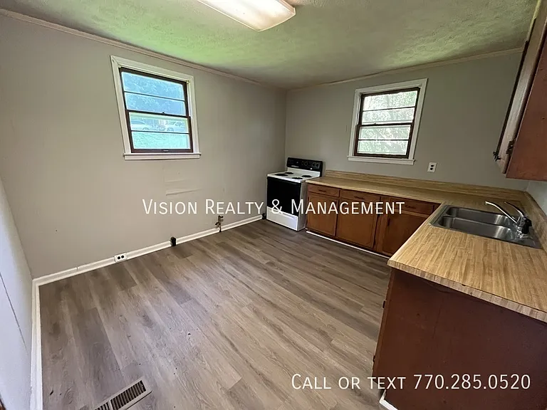 802 Williams St — Photo 10