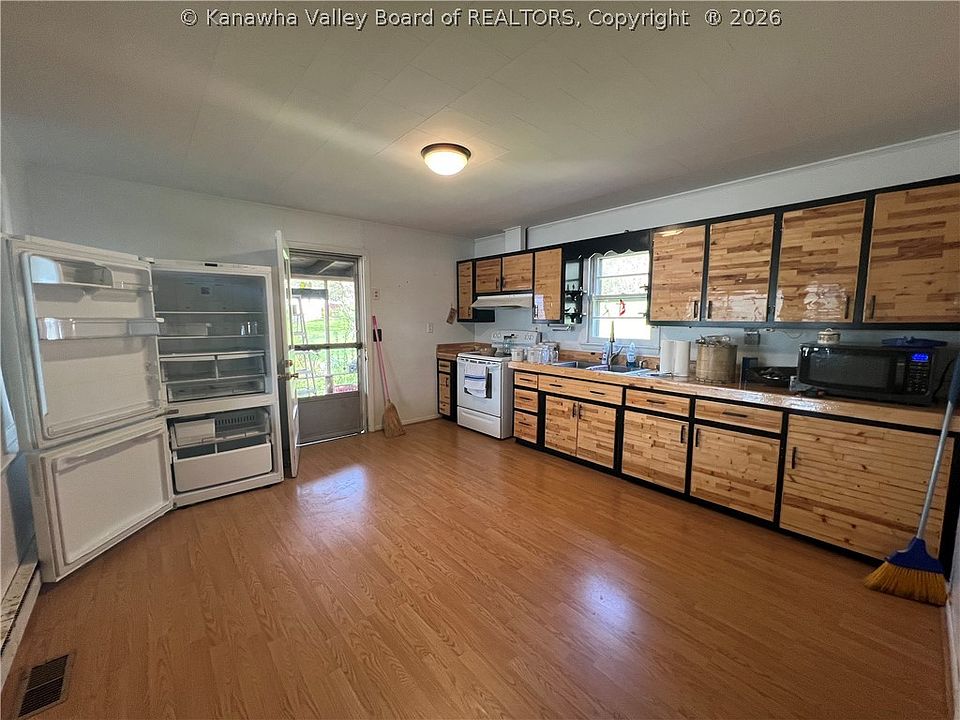 7th image of 90 River Ln