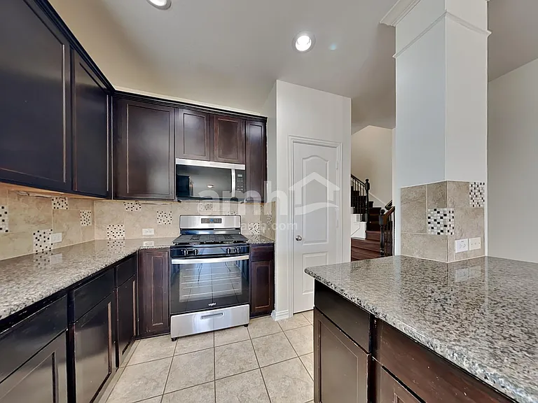 813 Lovebird Ln — Photo 3