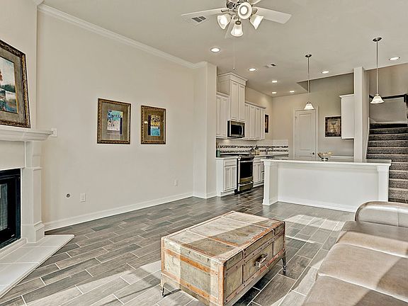3rd image of 16 W Oaks Dr