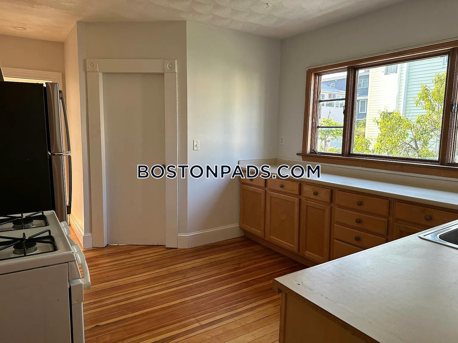 3 bed, $4,275 — Photo 2