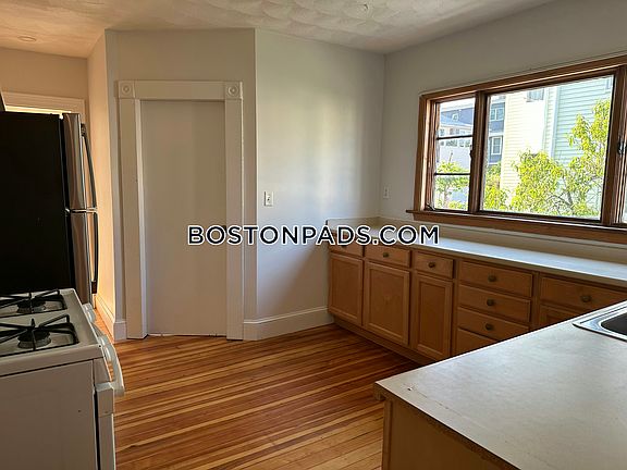 2nd image of 23 Renfrew St #1