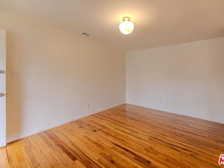 302 N Maple St — Photo 3
