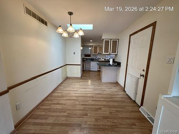 4th image of 3024 Longview Ave