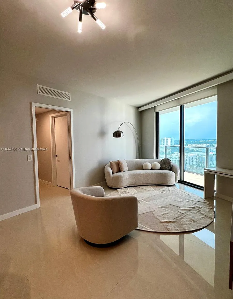 2 bed, 1141 sqft, $4,600 — Photo 2