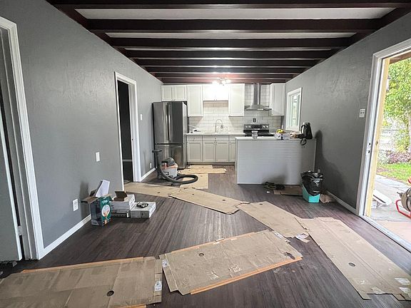 5th image of 742 Highland Dr