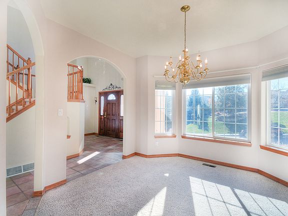 Dinning room with high ceilings