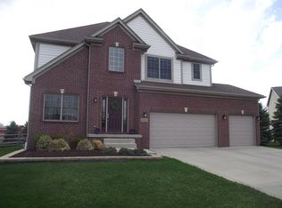 610 Ridge Point Dr, Dundee, MI 48131