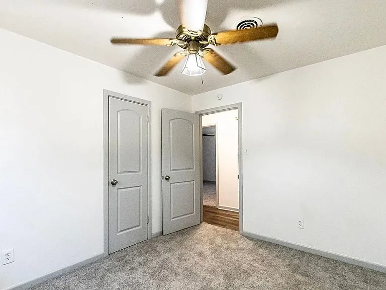 5426 43rd St — Photo 33