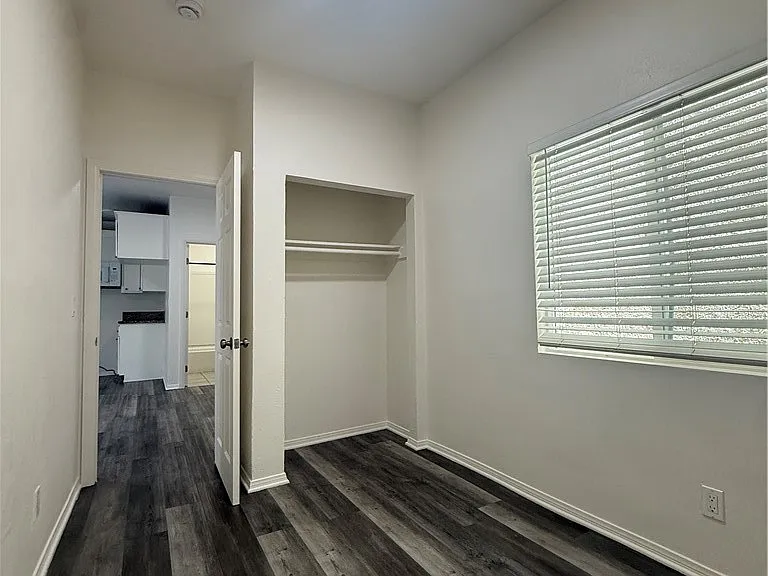 2284 Long Beach Blvd — Photo 8