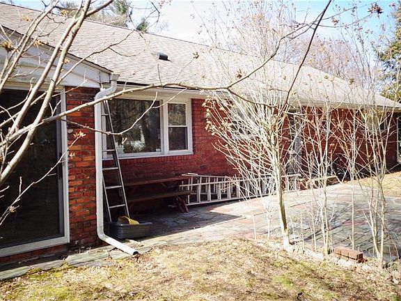 3rd image of 4 Tamarack Dr