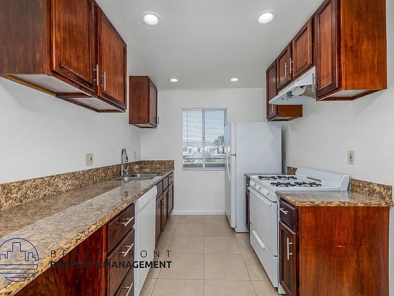 2422 E. 11th St. — Photo 3