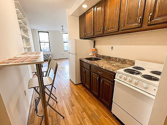 4th image of 325 E 88th St APT 11