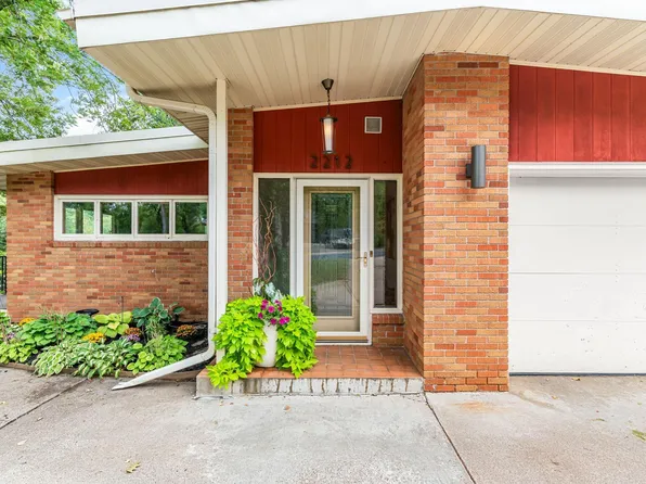 2212 Mary Hills Dr, Golden Valley, MN 55422