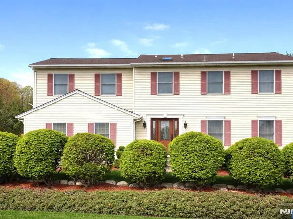 10 Viola Ter, Township Of Washington, NJ 07676