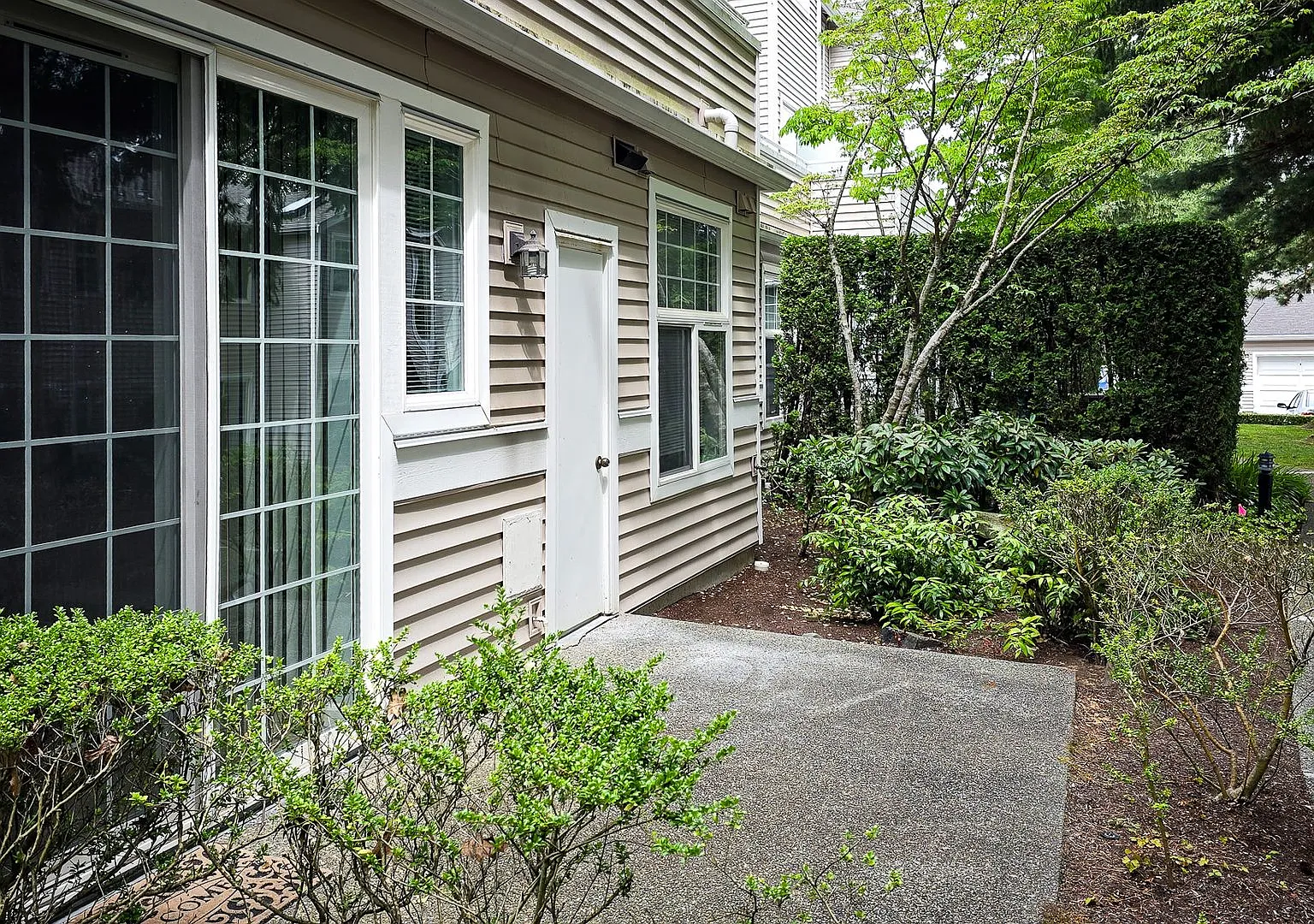 One Central Park Condominiums - Bellevue/Factoria — Photo 2