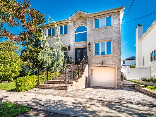 Sold by PRENDAMANO REAL ESTATE | media 1