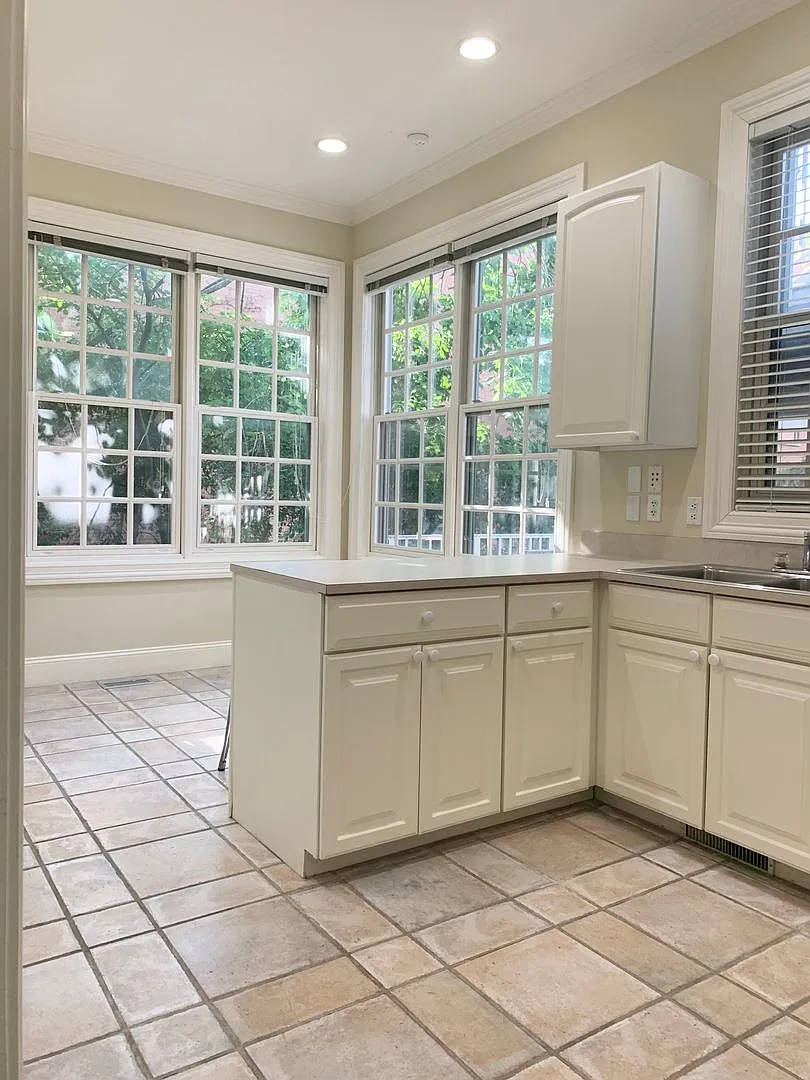 6 Bed/2.5 Bath Private Home Available August '27 — Photo 4